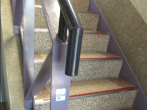 実施済シールを階段に貼りました。